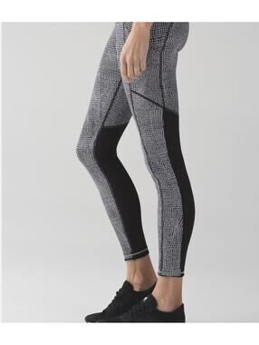 Lululemon Speed Tight V Legging Size 4 Black & White Net Print Pockets EUC